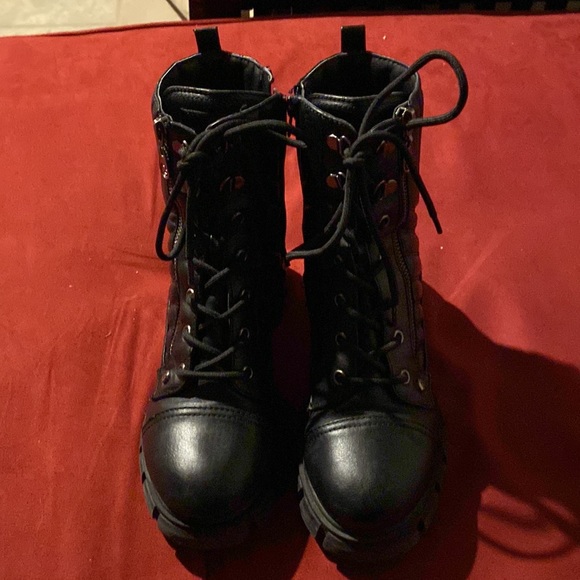 Cute black boots. Los Angeles… - Picture 8 of 11